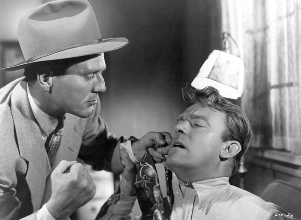 Charles McGraw and Dennis OÕKeefe in Anthony MannÕs T-MEN (1947)
